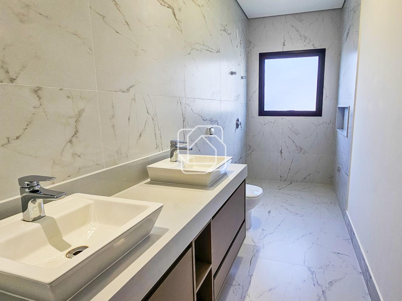 Casa de Condomínio à venda em Itu - SP - Residencial Parque Campos de Santo Antônio II: Banheiro da suíte master