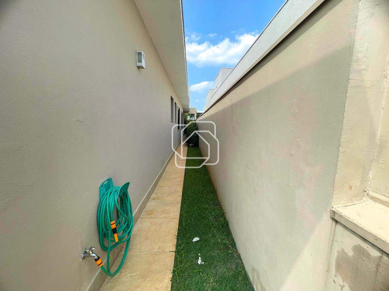 Casa de Condomínio para aluguel em Itu - SP - Condomínio Villas do Golfe: Corredor lateral