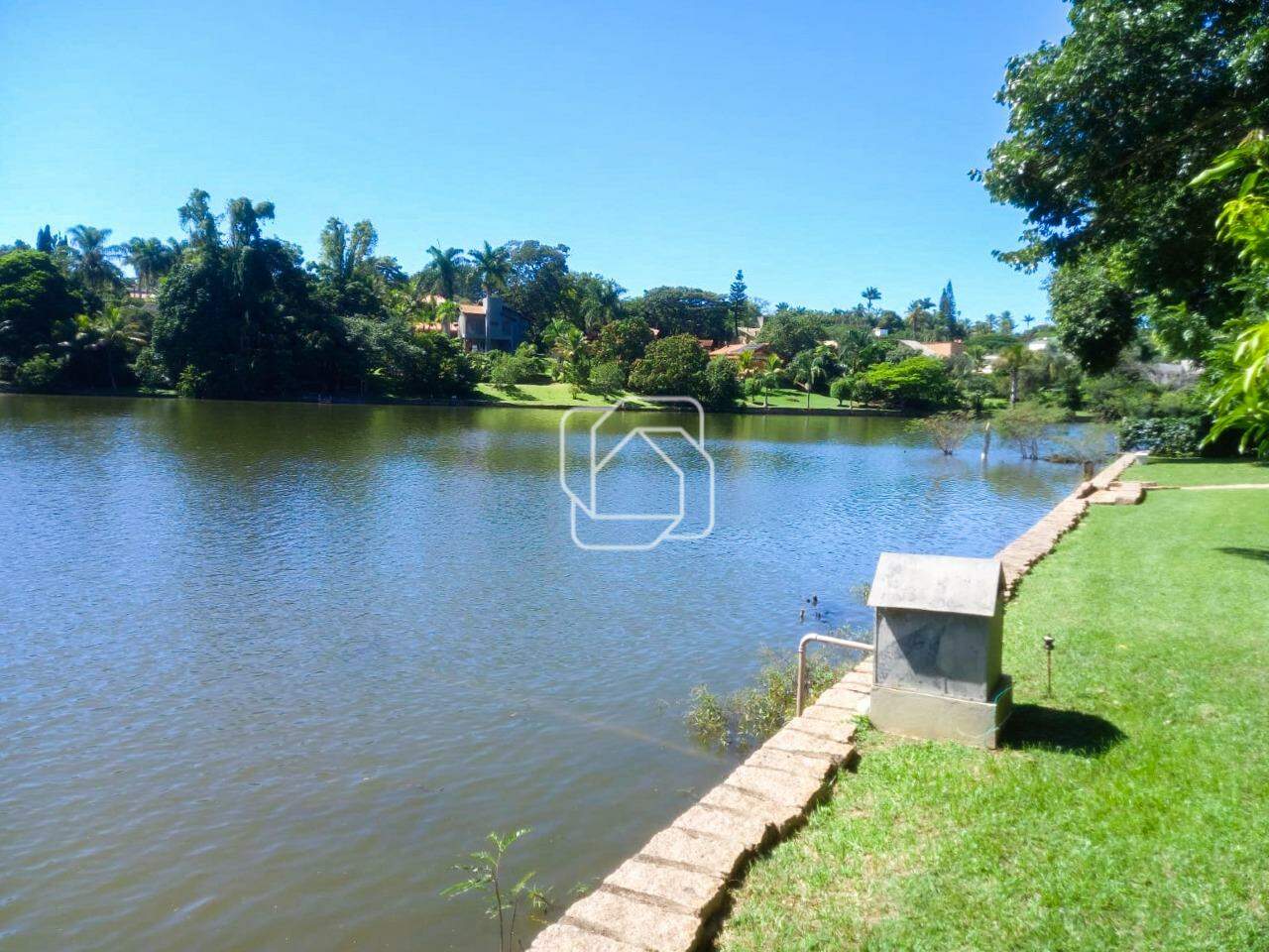 Terreno à venda em Indaiatuba - SP - Colinas do Mosteiro de Itaici: Lago no fundo do terreno