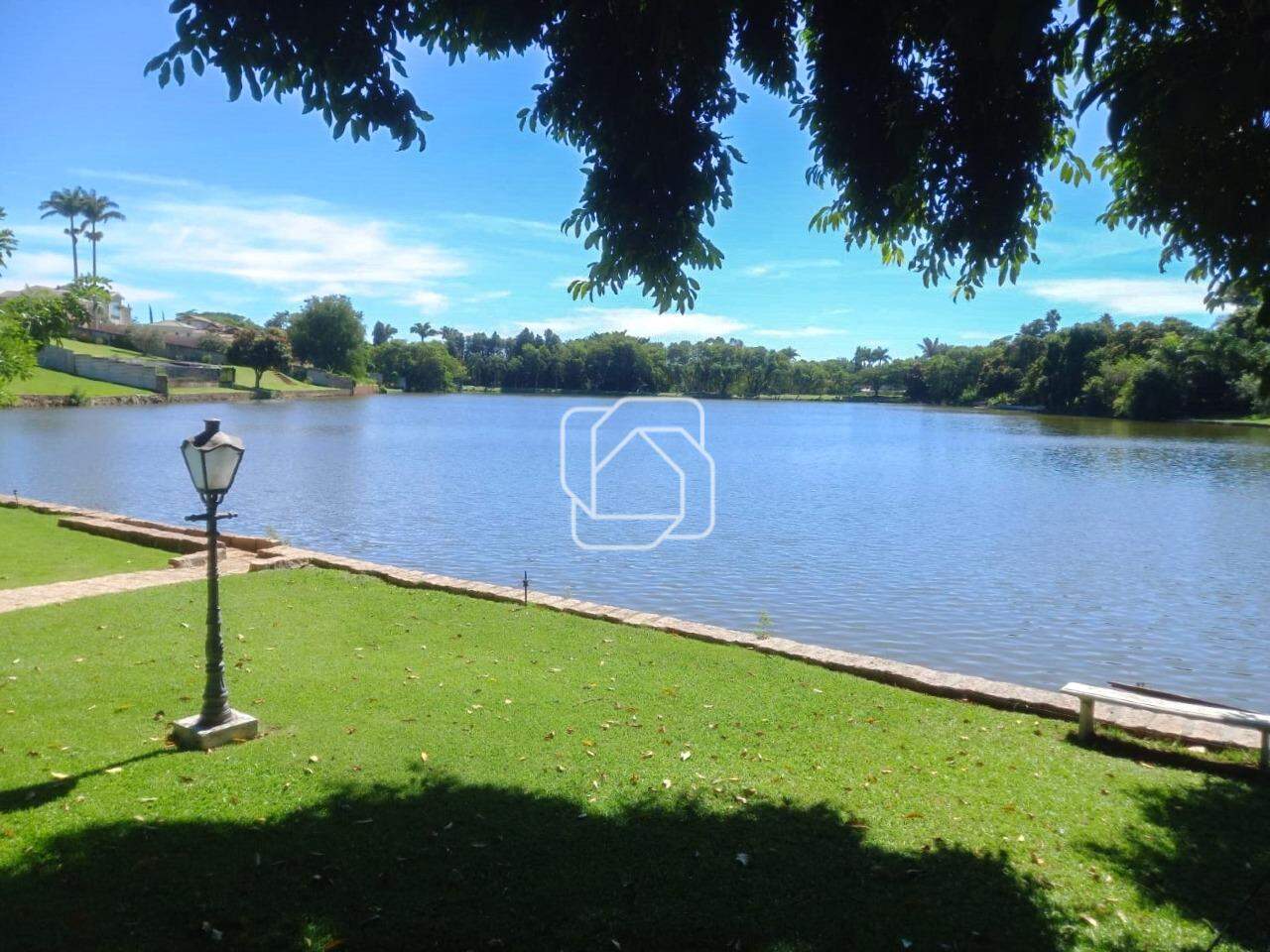 Terreno à venda em Indaiatuba - SP - Colinas do Mosteiro de Itaici: Lago no fundo do terreno