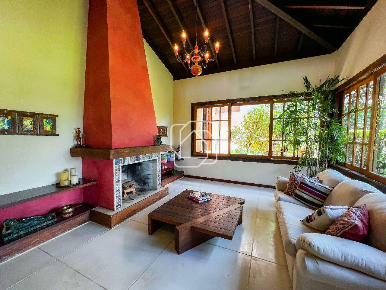 Casa de Condomínio para aluguel em Indaiatuba - SP - Lagos de Shanadu: Sala de estar, lareira