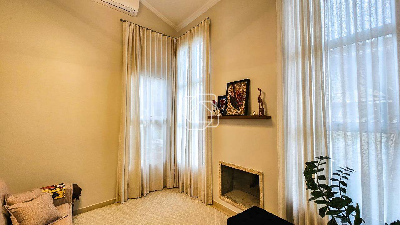 Casa de Condomínio à venda em Itu - SP - Condomínio Campos de Santo Antônio: Sala de estar com lareira