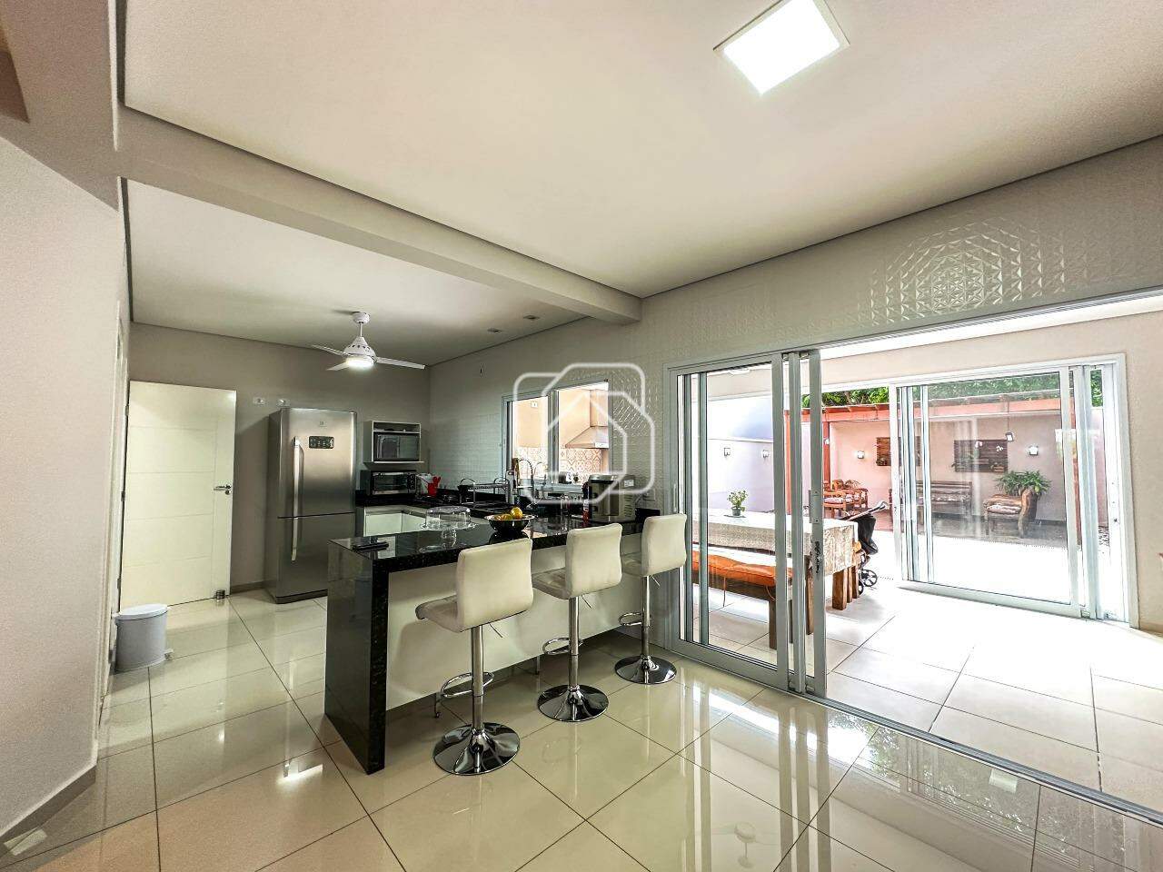 Casa de Condomínio à venda em Salto - SP - Village Moutonnée: Cozinha e acesso ao gourmet