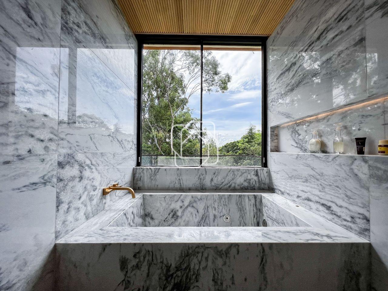 Casa de Condomínio para aluguel em Itu - SP - Condomínio Terras de São José: Banheira