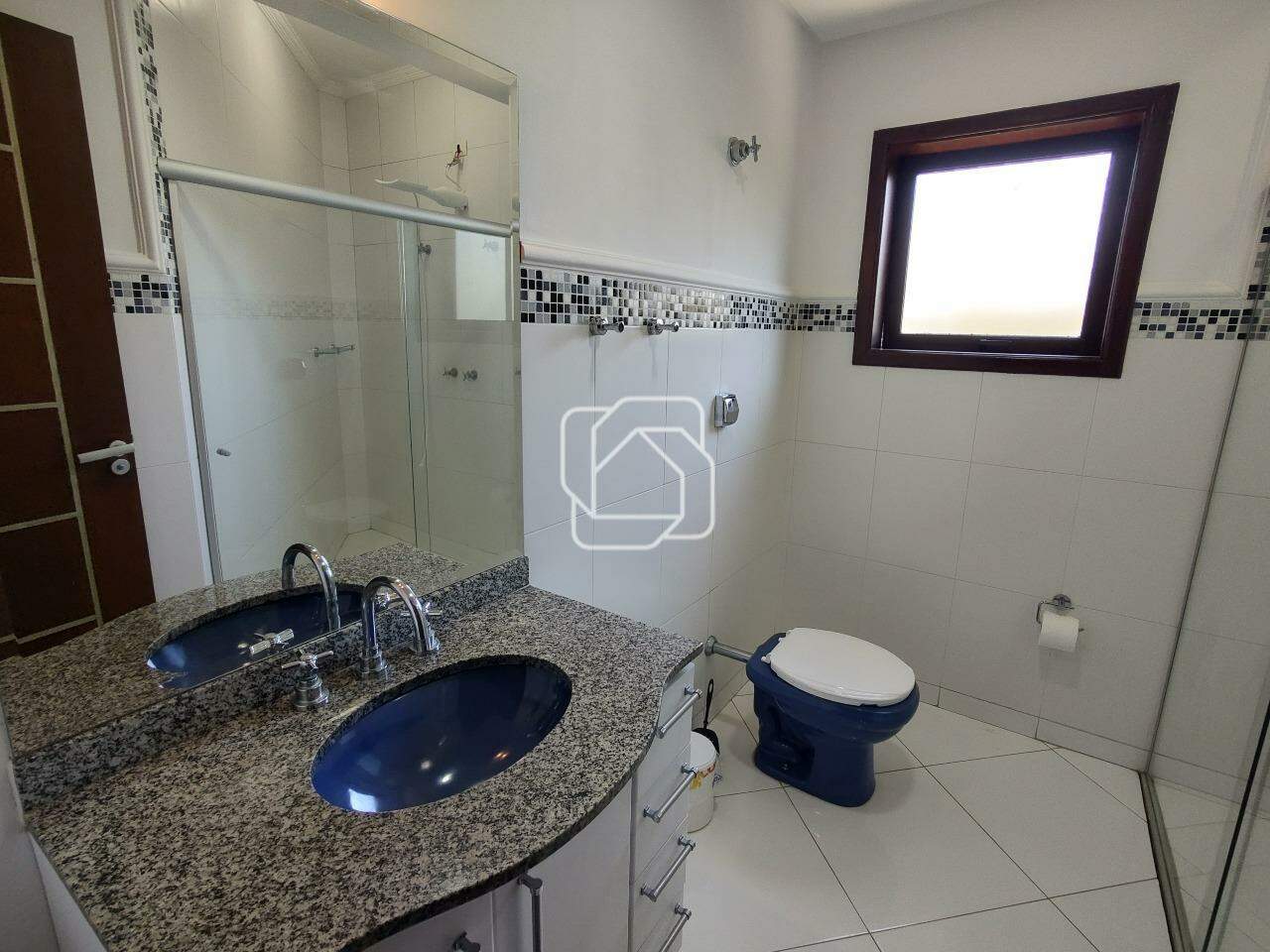 Casa de Condomínio à venda em Itu - SP - Parque Village Castelo: Banheiro da Suíte do térreo