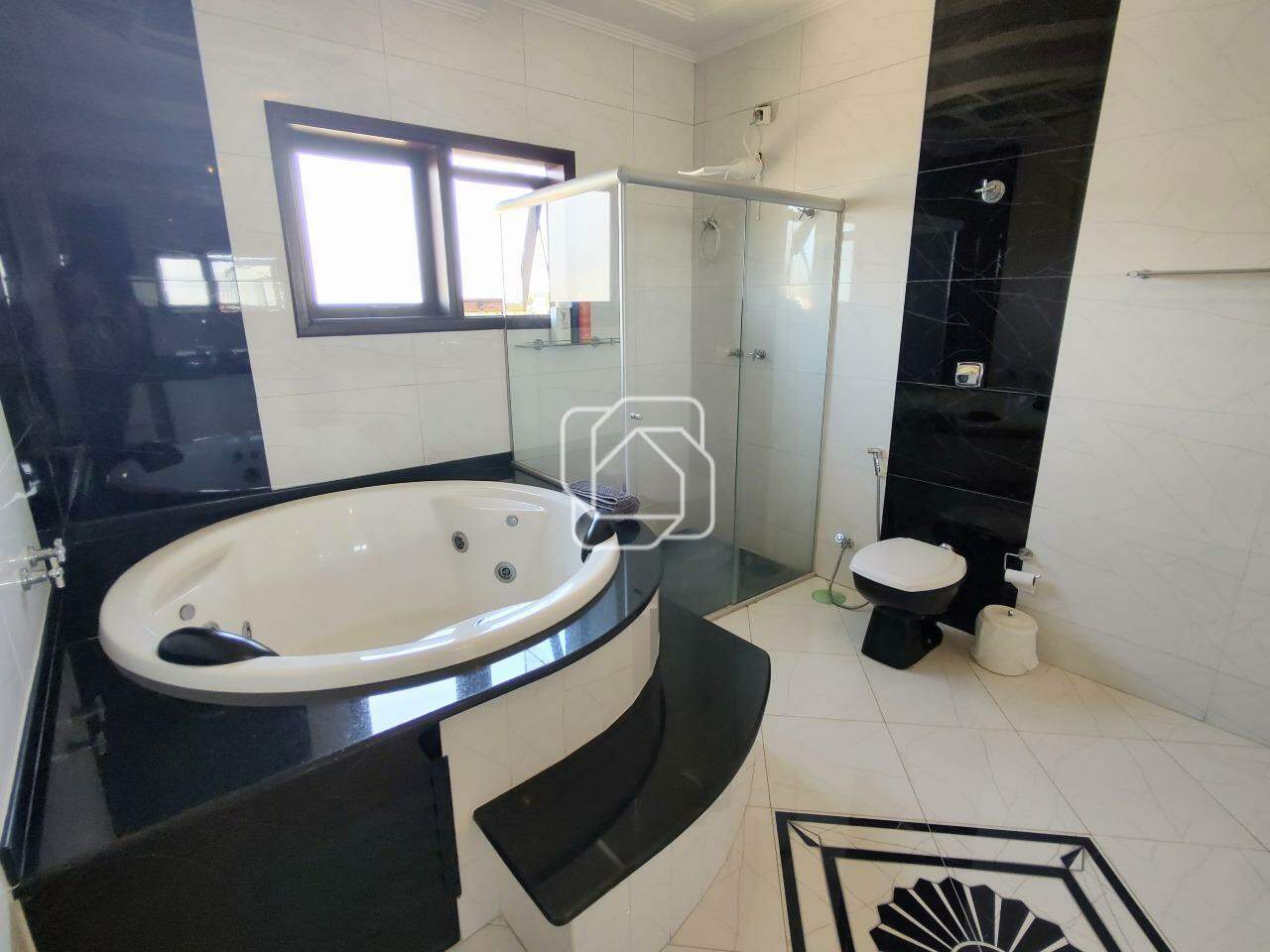 Casa de Condomínio à venda em Itu - SP - Parque Village Castelo: Banheiro da suíte Master