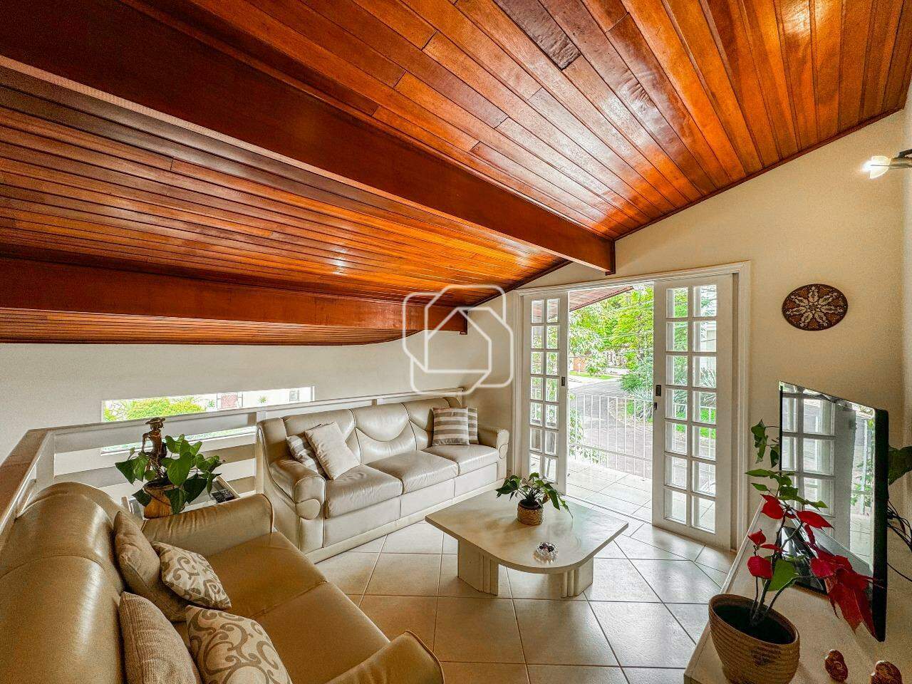 Casa de Condomínio à venda em Itu - SP - Condomínio Portal de Itu: Sala de TV com Varanda