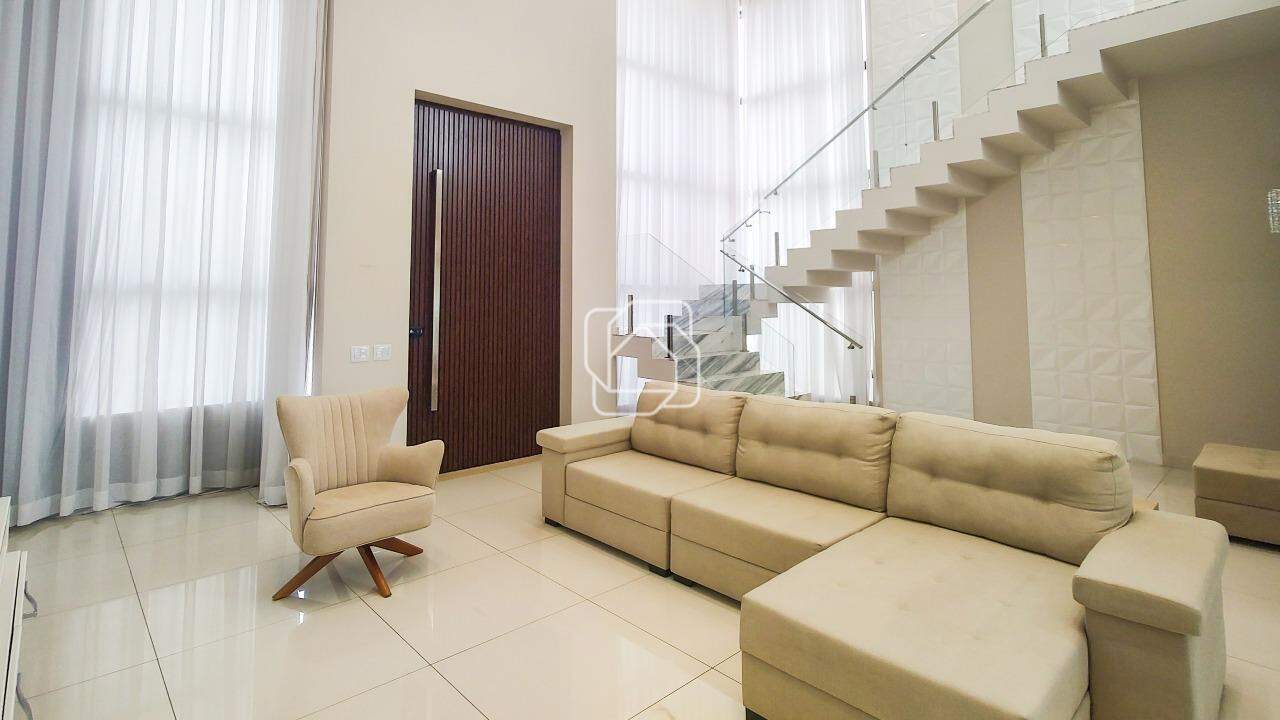 Casa de Condomínio à venda em Itu - SP - Parque Village Castelo: Sala de estar e escada