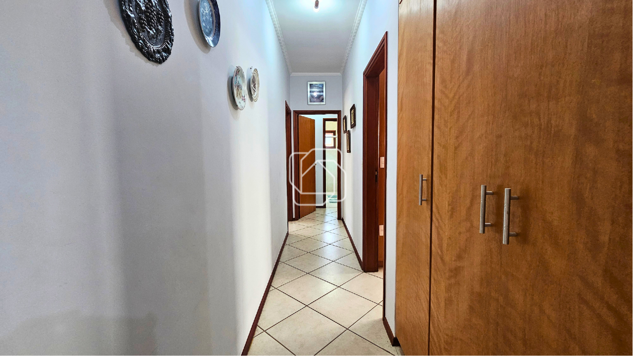 Casa de Condomínio à venda em Itu - SP - Condomínio Portal de Itu: Corredor com roupeiro