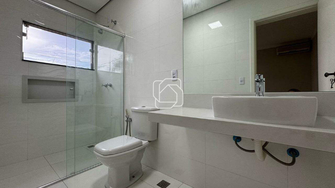 Casa de Condomínio para aluguel em Indaiatuba - SP - Vila Borghese: Banheiro