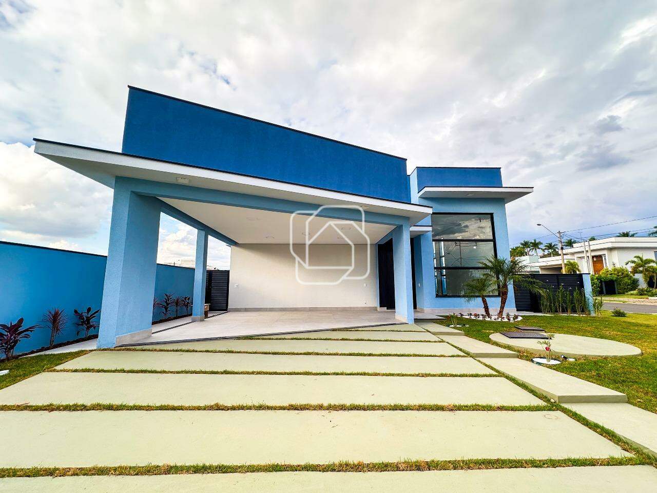 Casa de Condomínio à venda em Salto - SP - Portal dos Bandeirantes: Fachada e garagem
