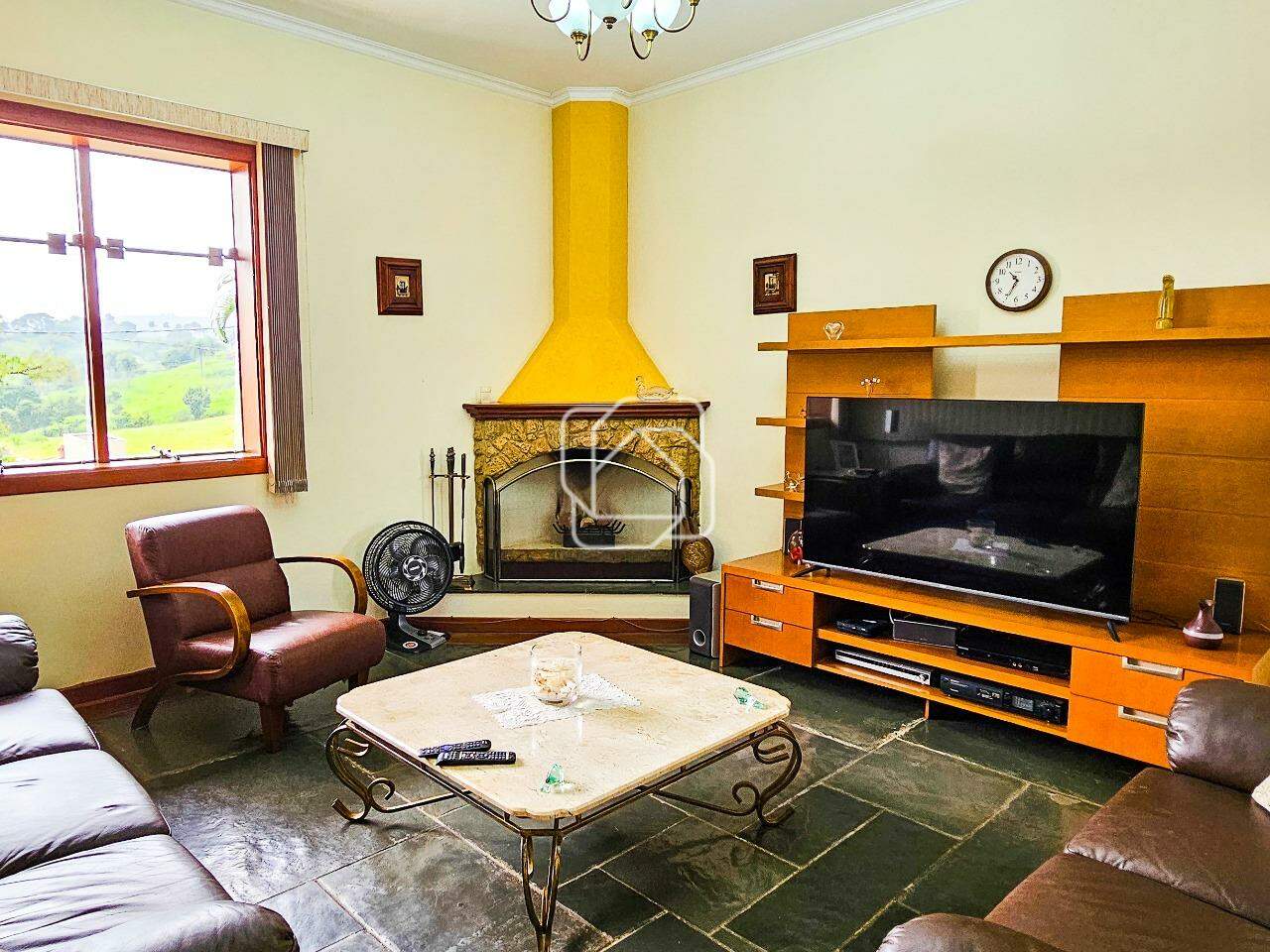 Casa de Condomínio à venda em Itu - SP - Condomínio Campos de Santo Antônio: Sala de estar com lareira