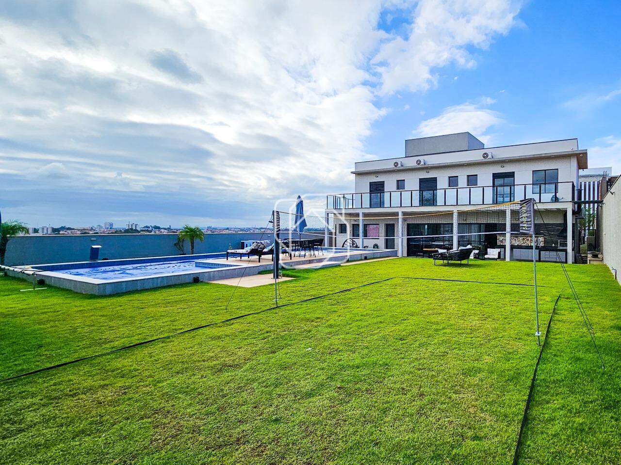 Casa de Condomínio à venda em Itu - SP - Residencial Parque Campos de Santo Antônio II: Quintal gramado