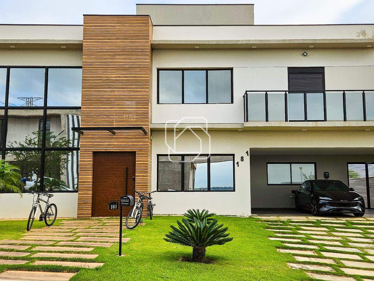 Casa de Condomínio à venda em Itu - SP - Residencial Parque Campos de Santo Antônio II: Fachada e garagem com carregamento elétrico