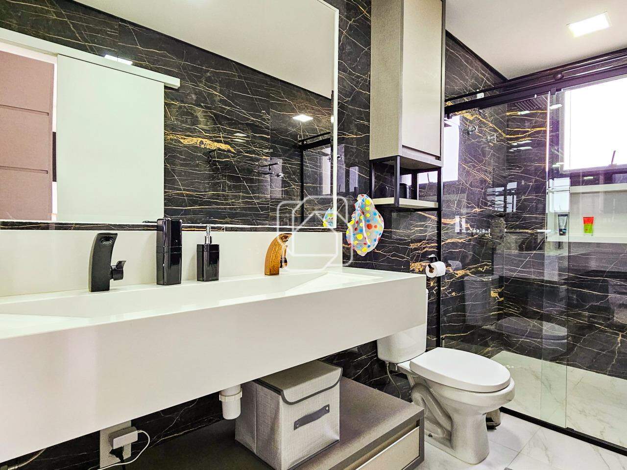 Casa de Condomínio à venda em Itu - SP - Residencial Parque Campos de Santo Antônio II: Banheiro da suíte master