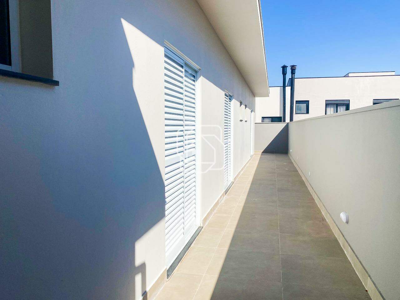 Casa de Condomínio para aluguel em Indaiatuba - SP - Residencial Duas Marias: Corredor lateral