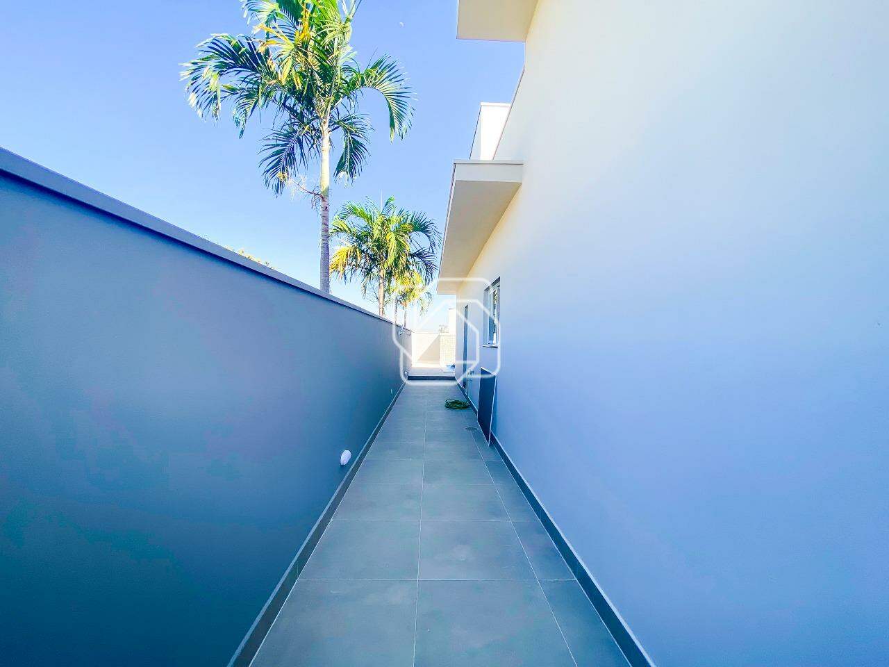 Casa de Condomínio para aluguel em Indaiatuba - SP - Residencial Duas Marias: Corredor lateral