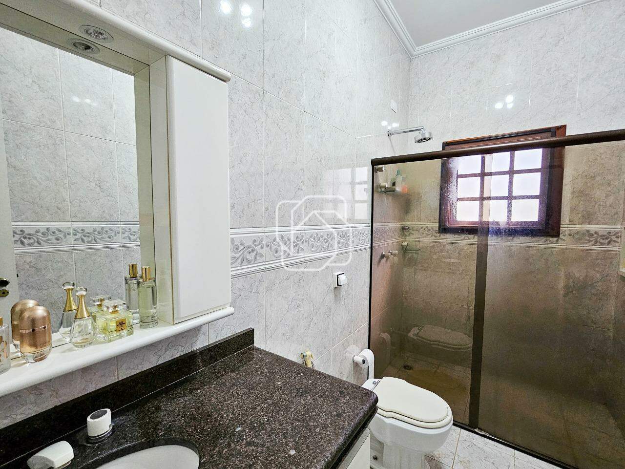 Casa de Condomínio à venda em Indaiatuba - SP - Vale das Laranjeiras: Banheiro