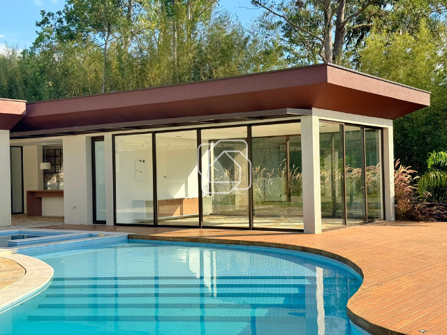 Casa de Condomínio à venda em Itu - SP - Condomínio Terras de São José: Piscina e fachada