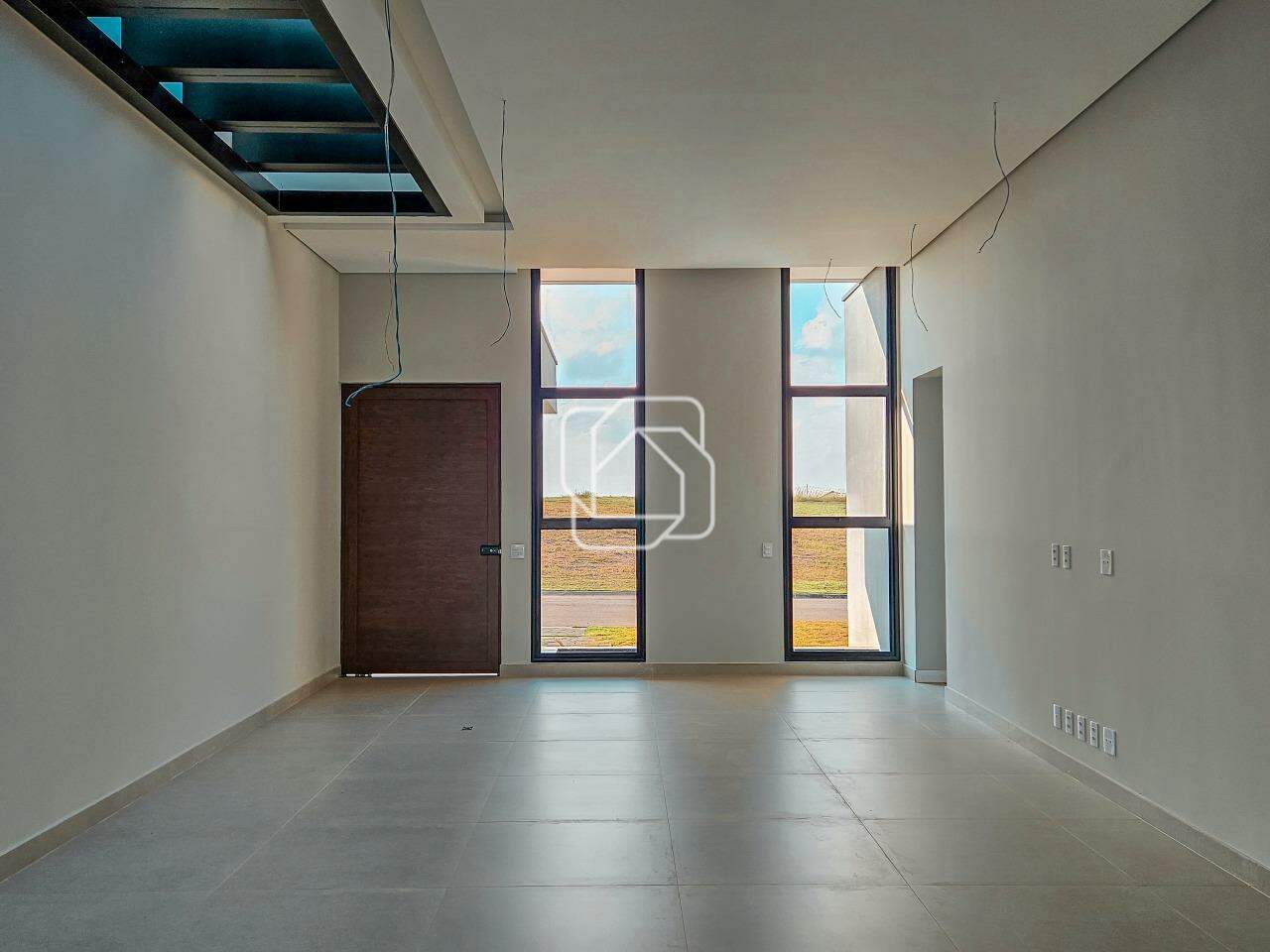 Casa de Condomínio à venda em Itu - SP - Residencial Parque Campos de Santo Antônio II: Porta de entrada da sala de estar