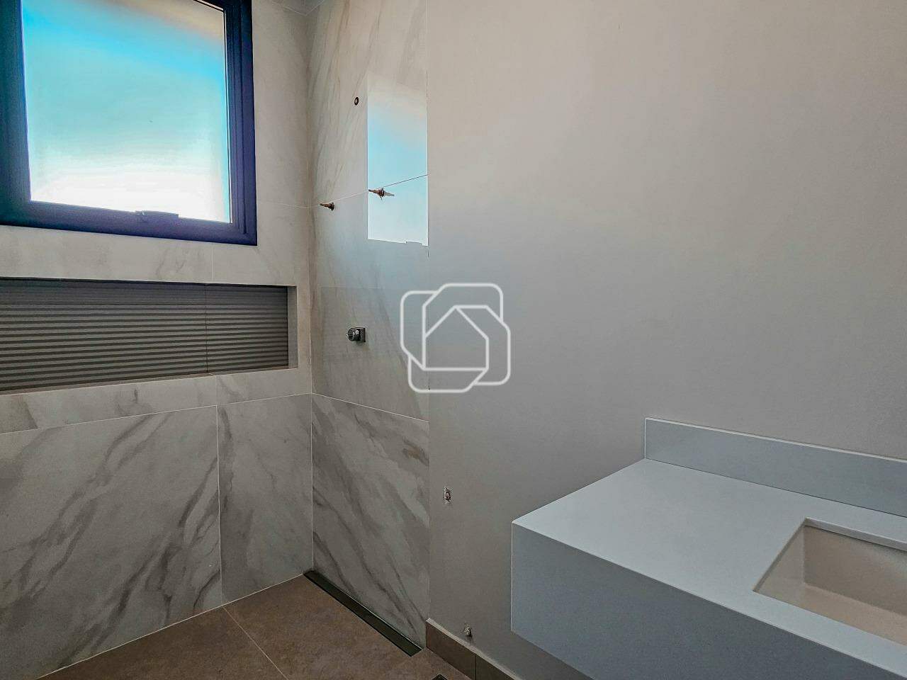 Casa de Condomínio à venda em Itu - SP - Residencial Parque Campos de Santo Antônio II: Banheiro da suíte 1