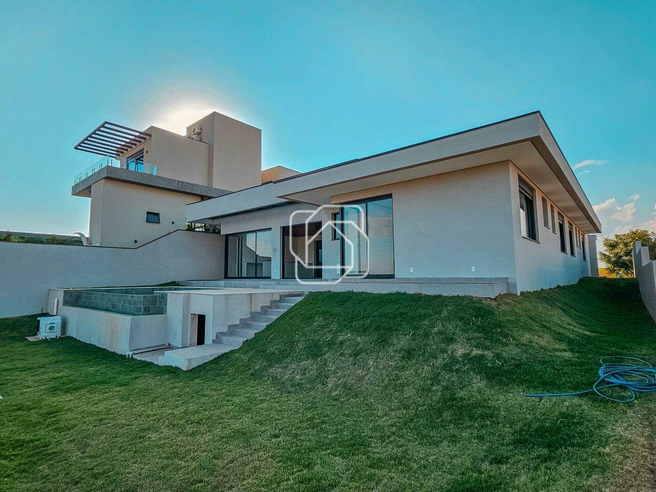 Casa de Condomínio à venda em Itu - SP - Residencial Parque Campos de Santo Antônio II: Quintal gramado