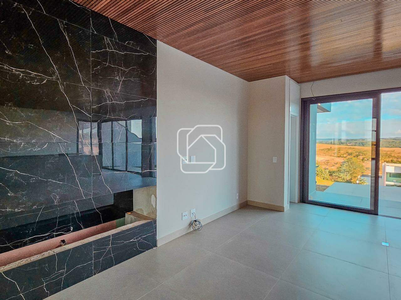 Casa de Condomínio à venda em Itu - SP - Residencial Parque Campos de Santo Antônio II: Lareira na área gourmet