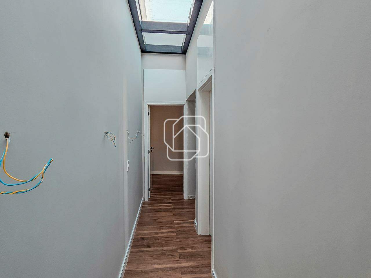 Casa de Condomínio à venda em Itu - SP - Residencial Parque Campos de Santo Antônio II: Corredor com iluminação zenital