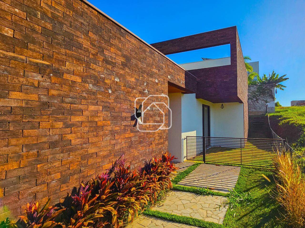 Casa de Condomínio à venda em Itu - SP - Condomínio Villas do Golfe: Lateral da entrada social