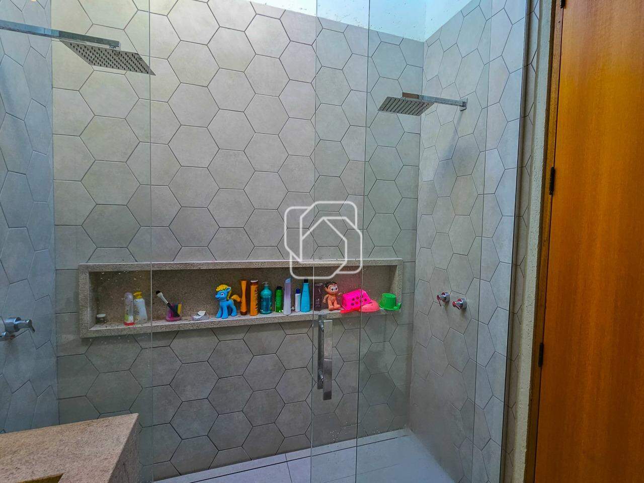 Casa de Condomínio à venda em Itu - SP - Condomínio Villas do Golfe: Banheiro da suíte master