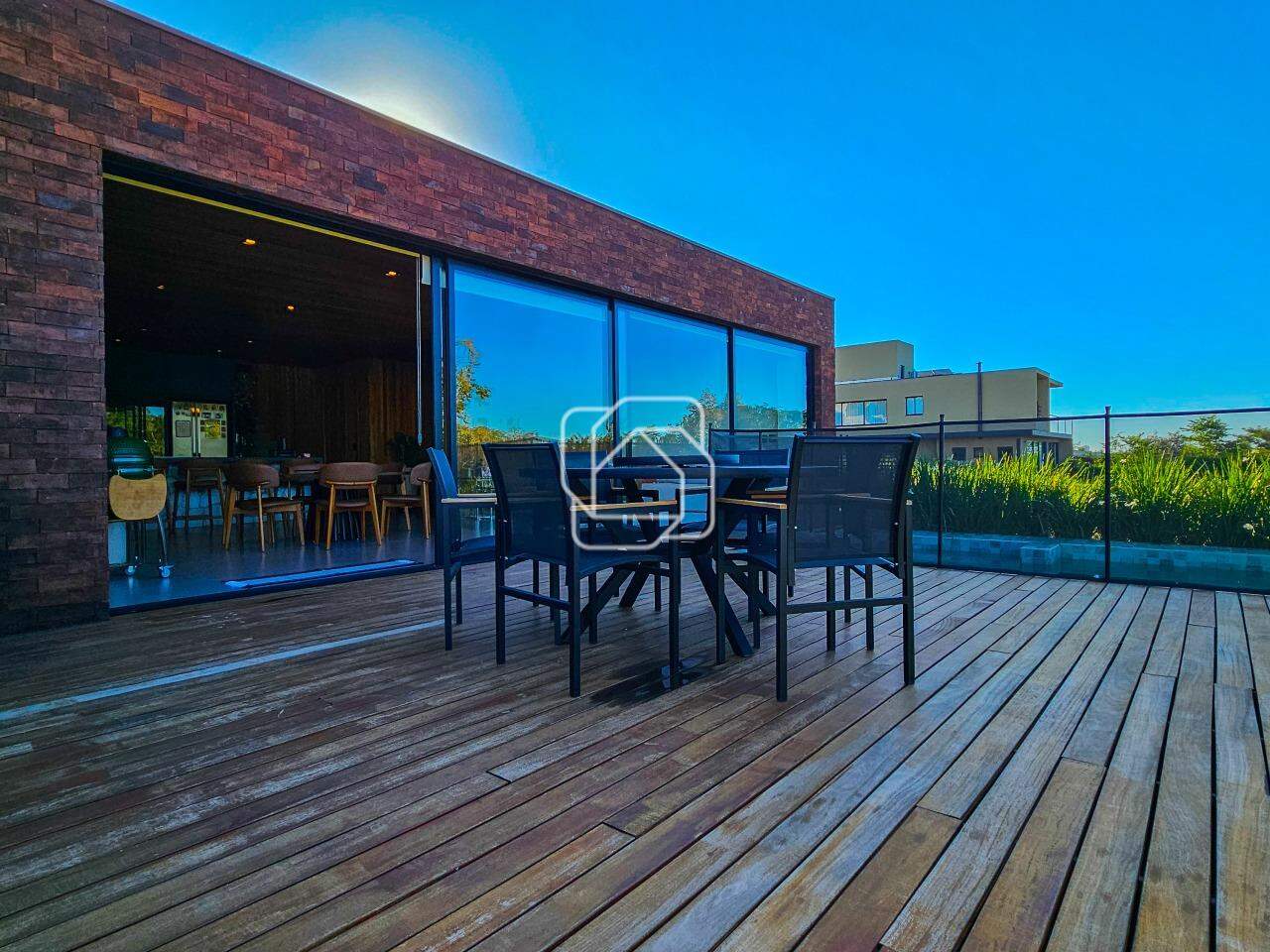 Casa de Condomínio à venda em Itu - SP - Condomínio Villas do Golfe: Deck de madeira