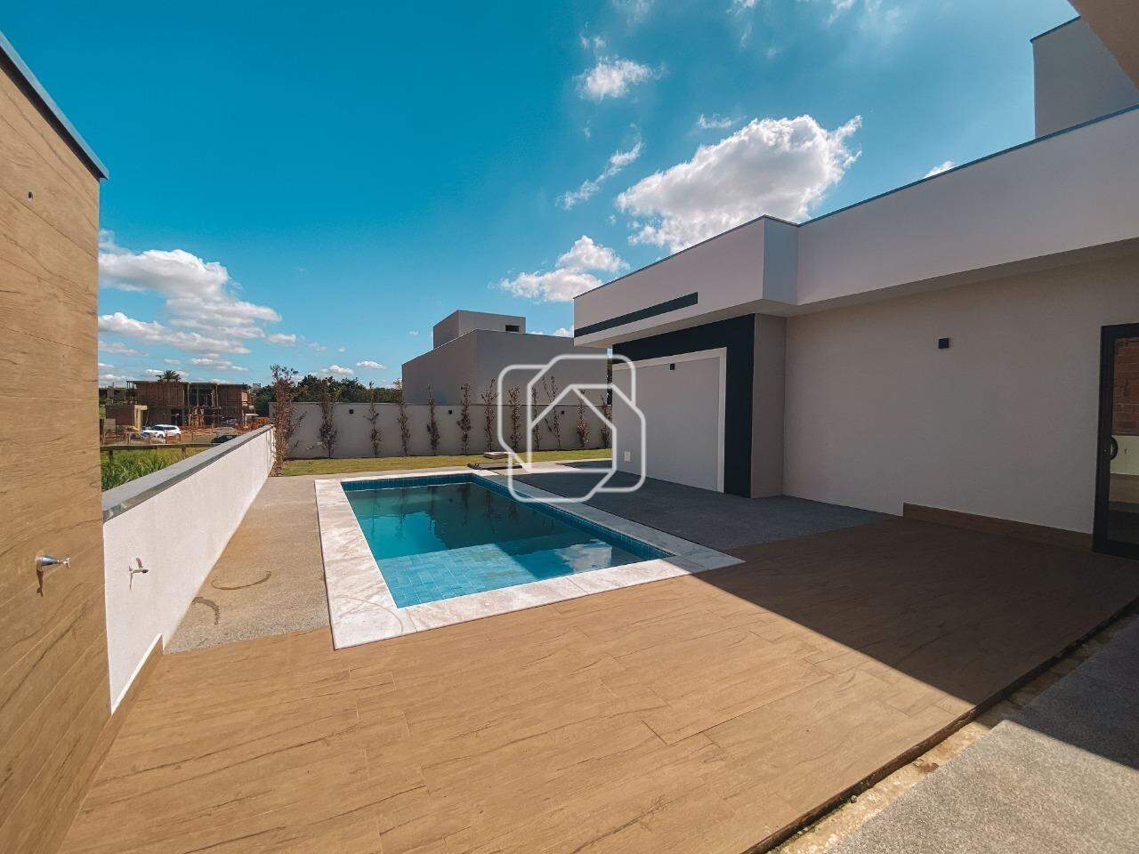 Casa de Condomínio para aluguel em Itu - SP - Condomínio Villas do Golfe: Área da piscina, ducha