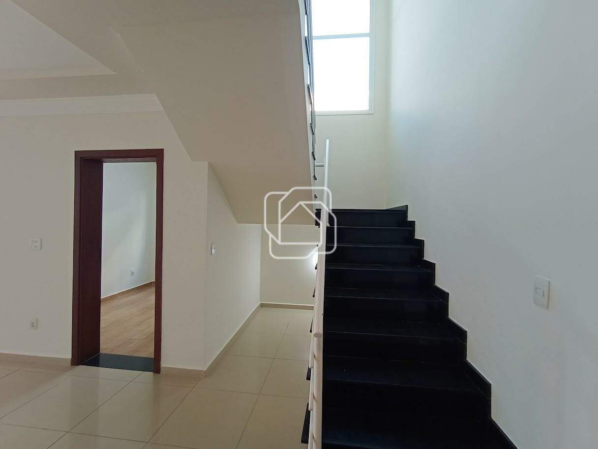 Casa de Condomínio para aluguel em Indaiatuba - SP - Jardim Residencial Santa Clara: Escadas