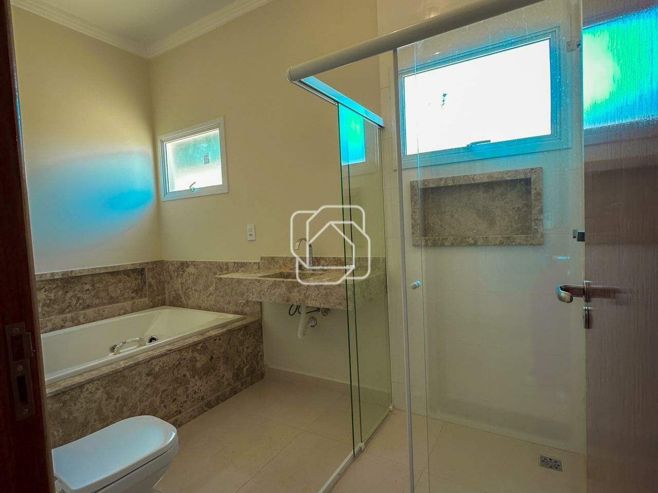 Casa de Condomínio à venda em Salto - SP - Residencial Lagos D’Icaraí: Banheiro
