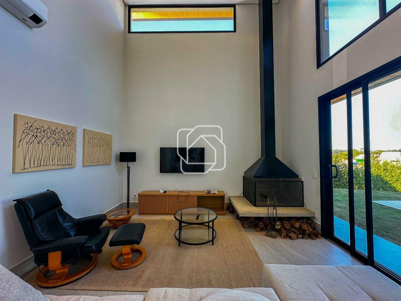 Casa de Condomínio à venda em Itu - SP - Condomínio Villas do Golfe: Sala com lareira