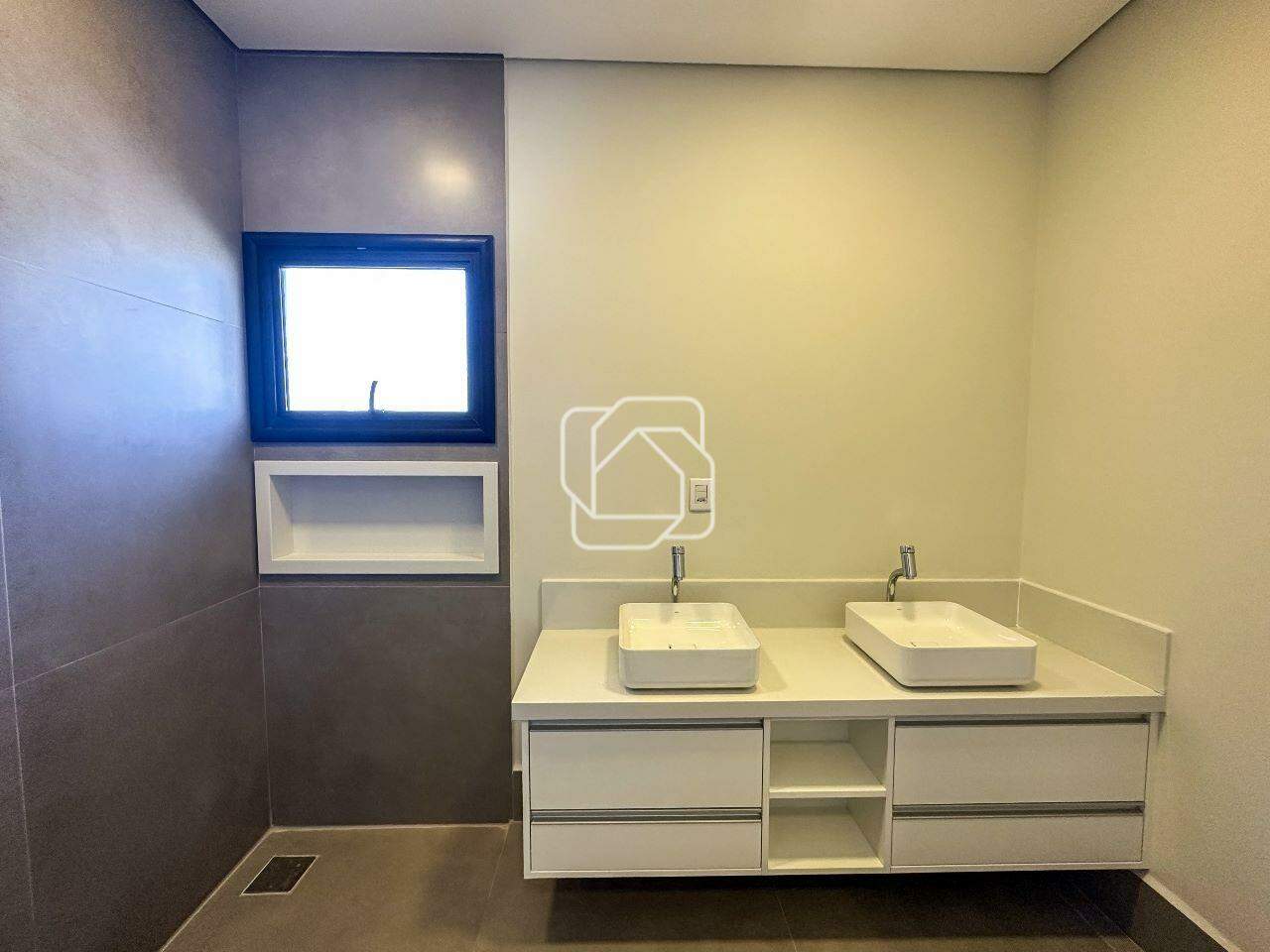 Casa de Condomínio para aluguel em Itu - SP - Condomínio Villas do Golfe: Banheiro com pia dupla