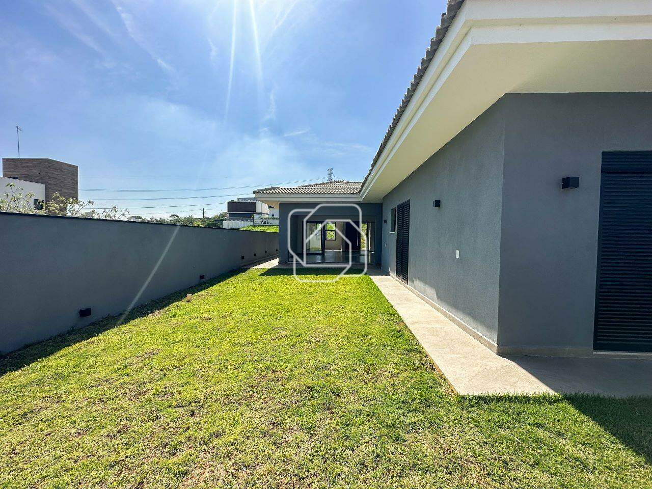 Casa de Condomínio para aluguel em Itu - SP - Condomínio Villas do Golfe: Quintal gramado