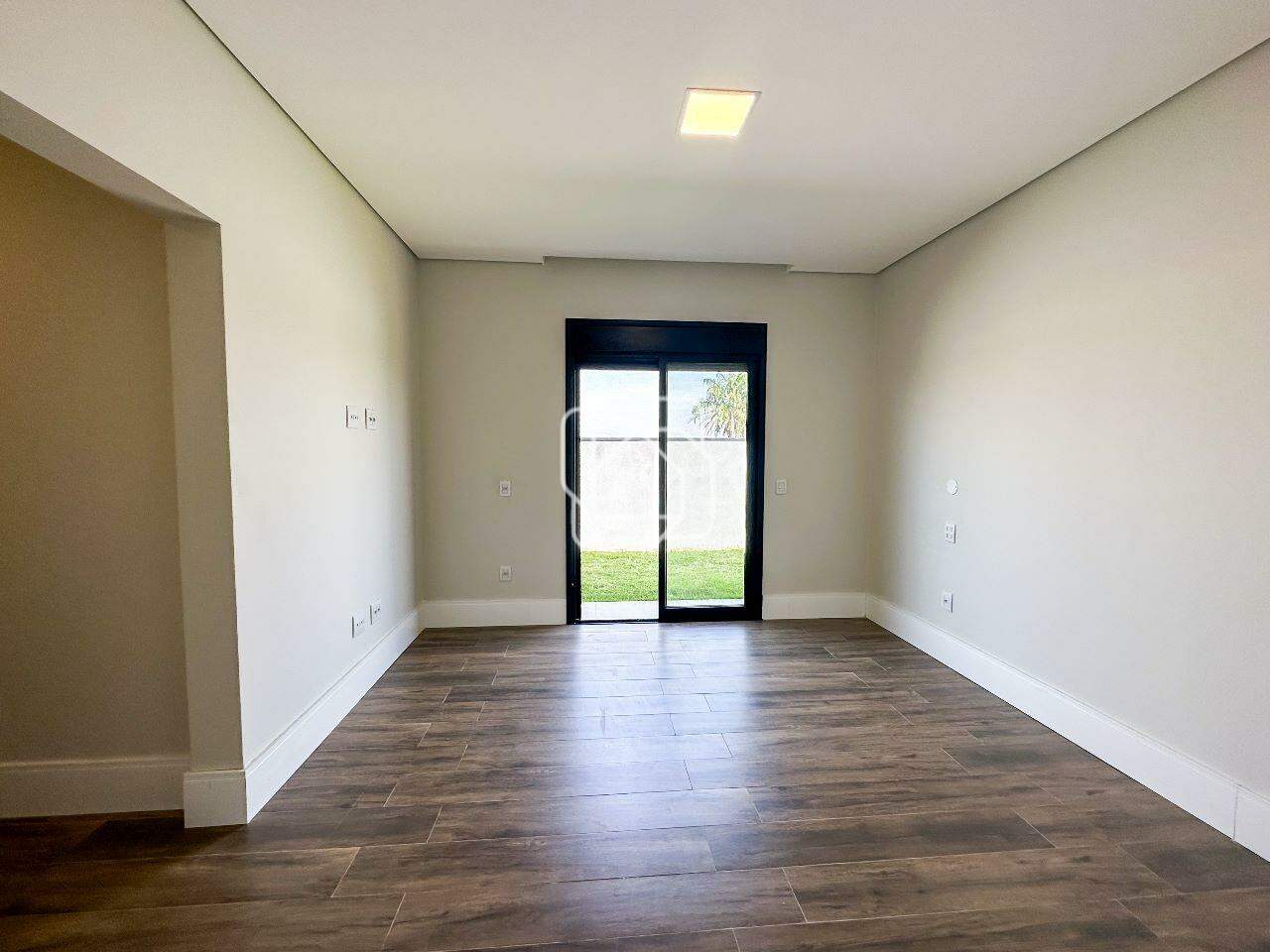Casa de Condomínio para aluguel em Itu - SP - Condomínio Villas do Golfe: Quarto, acesso ao quintal