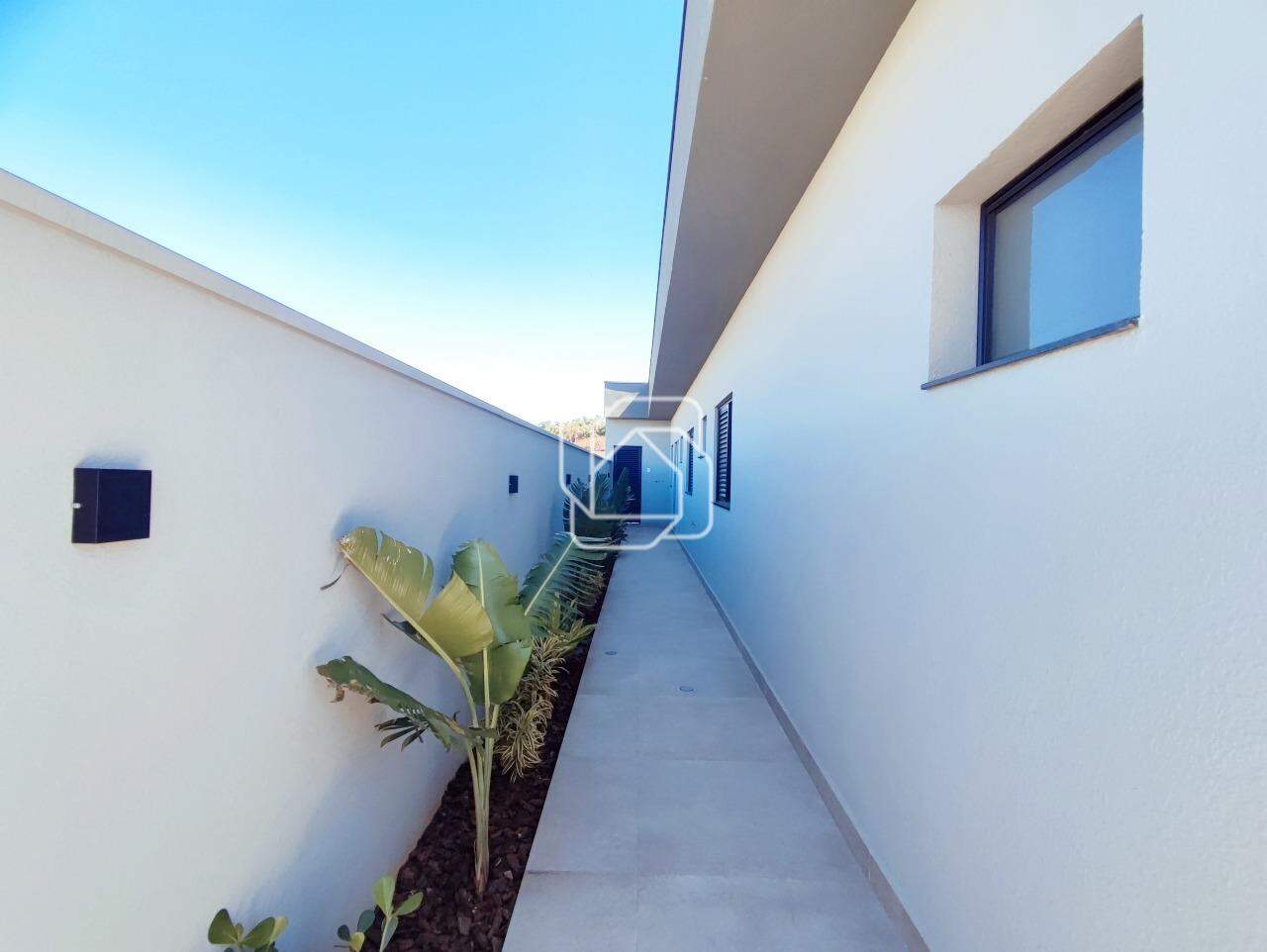 Casa de Condomínio à venda em Indaiatuba - SP - Jardim Villa Sapezal: Corredor lateral