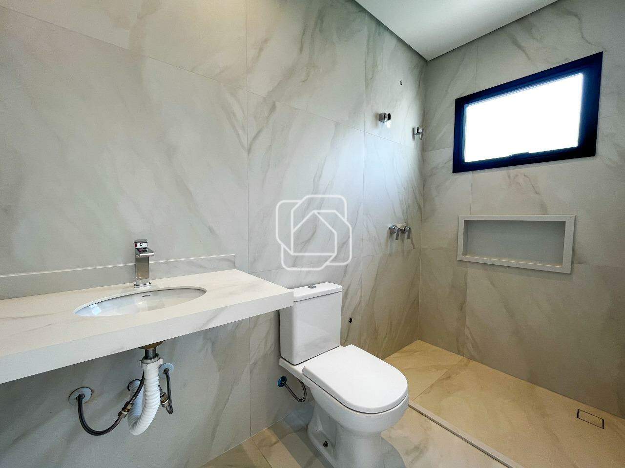 Casa de Condomínio à venda em Indaiatuba - SP - Jardim Piemonte: Banheiro