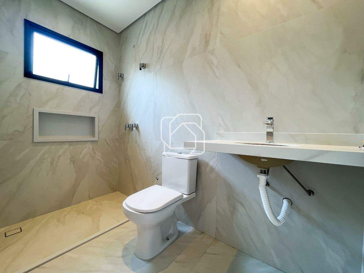 Casa de Condomínio à venda em Indaiatuba - SP - Jardim Piemonte: Banheiro