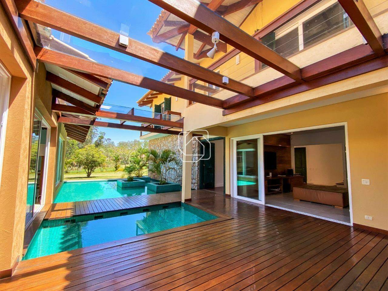 Casa de Condomínio para aluguel em Itu - SP - Condomínio Terras de São José II: Piscina e deck de madeira