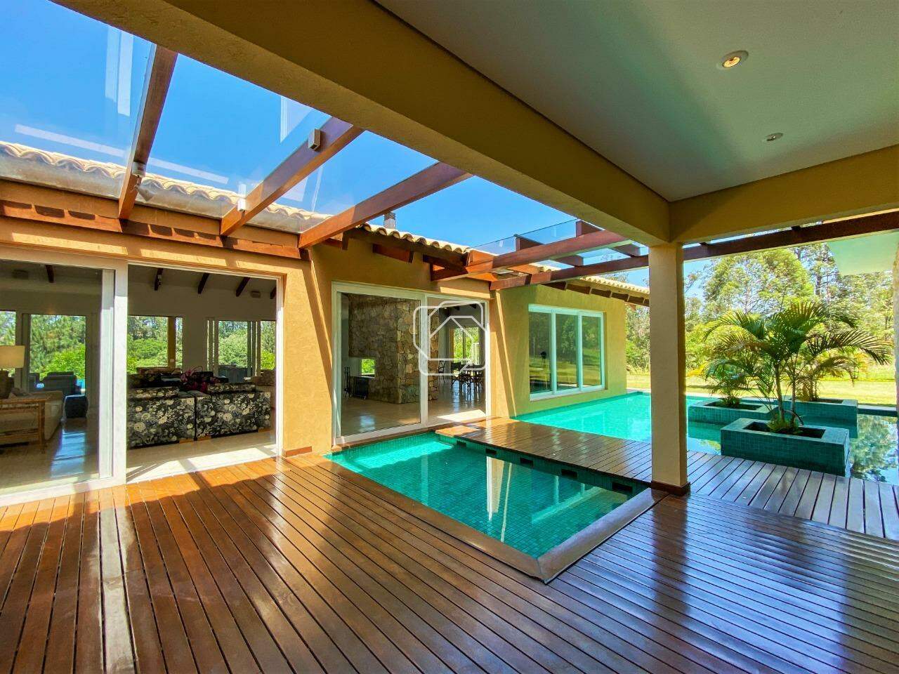 Casa de Condomínio para aluguel em Itu - SP - Condomínio Terras de São José II: Piscina com deck de madeira