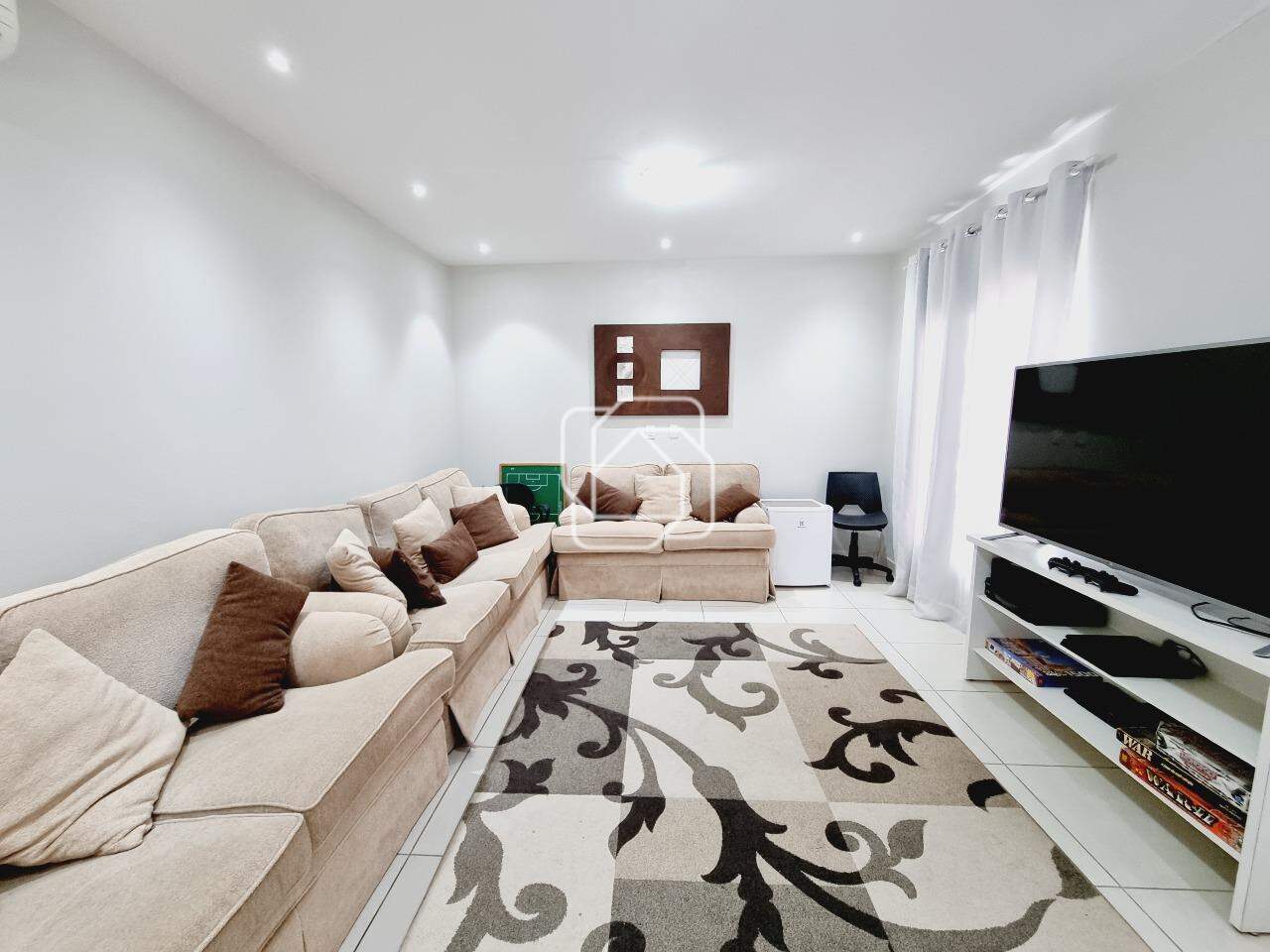 Casa de Condomínio para aluguel em Indaiatuba - SP - Residencial Beira da Mata: Sala de TV