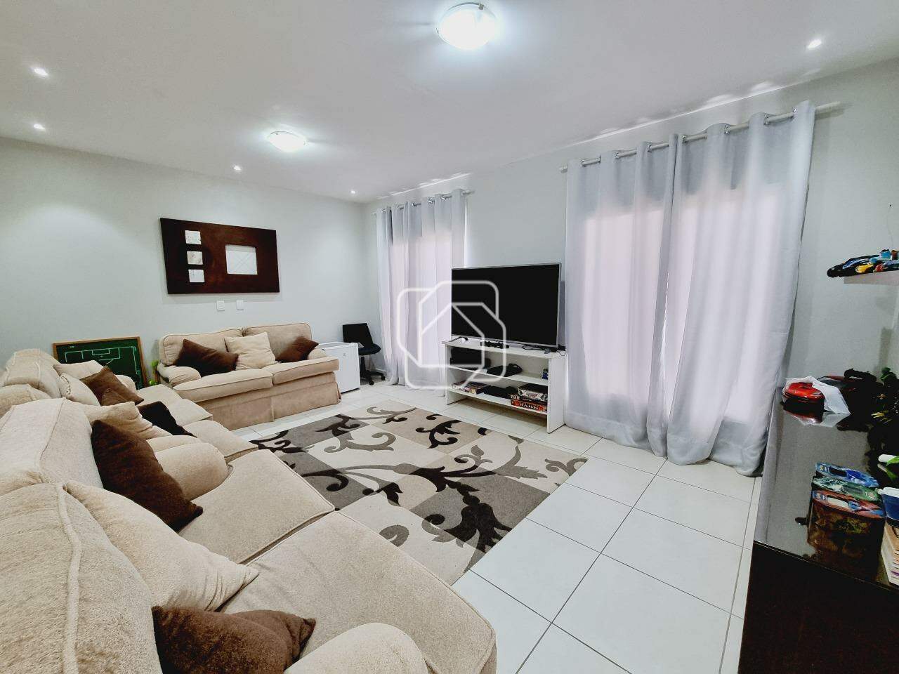Casa de Condomínio para aluguel em Indaiatuba - SP - Residencial Beira da Mata: Sala de TV