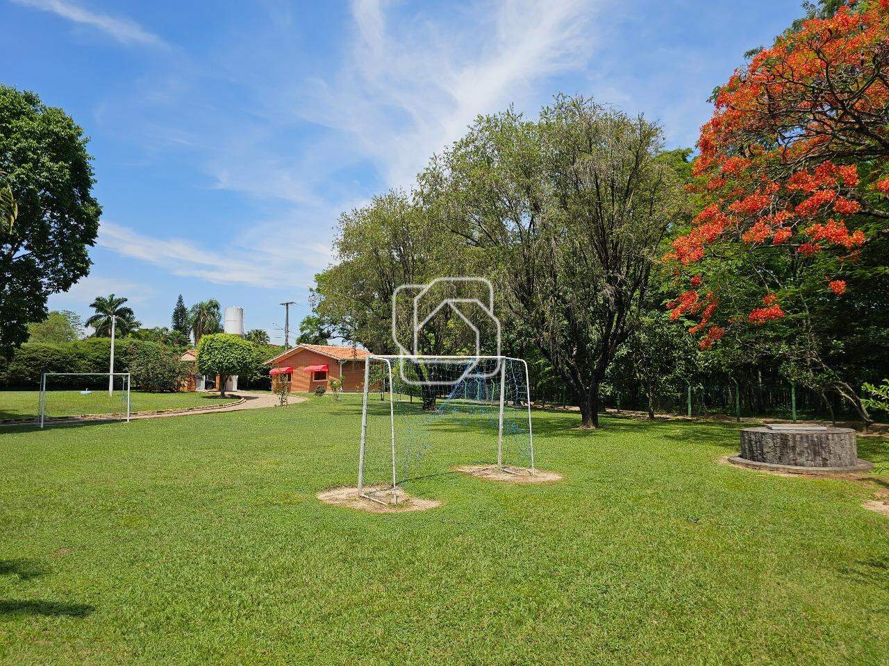 Casa de Condomínio à venda em Indaiatuba - SP - Recanto das Flores: Campo de futebol 