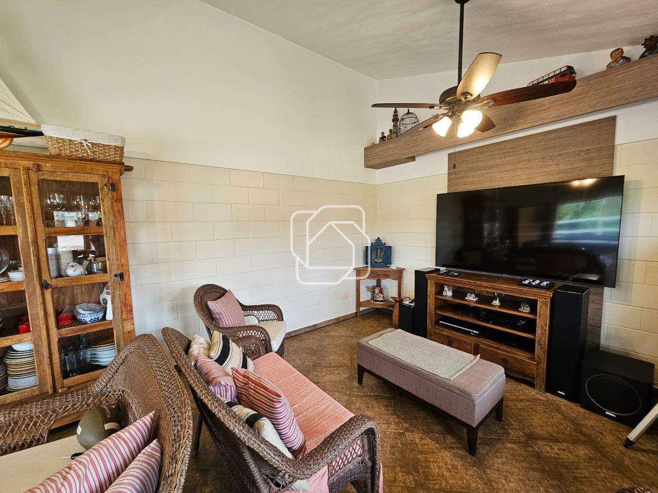 Casa de Condomínio à venda em Indaiatuba - SP - Recanto das Flores: Sala de TV na área gourmet