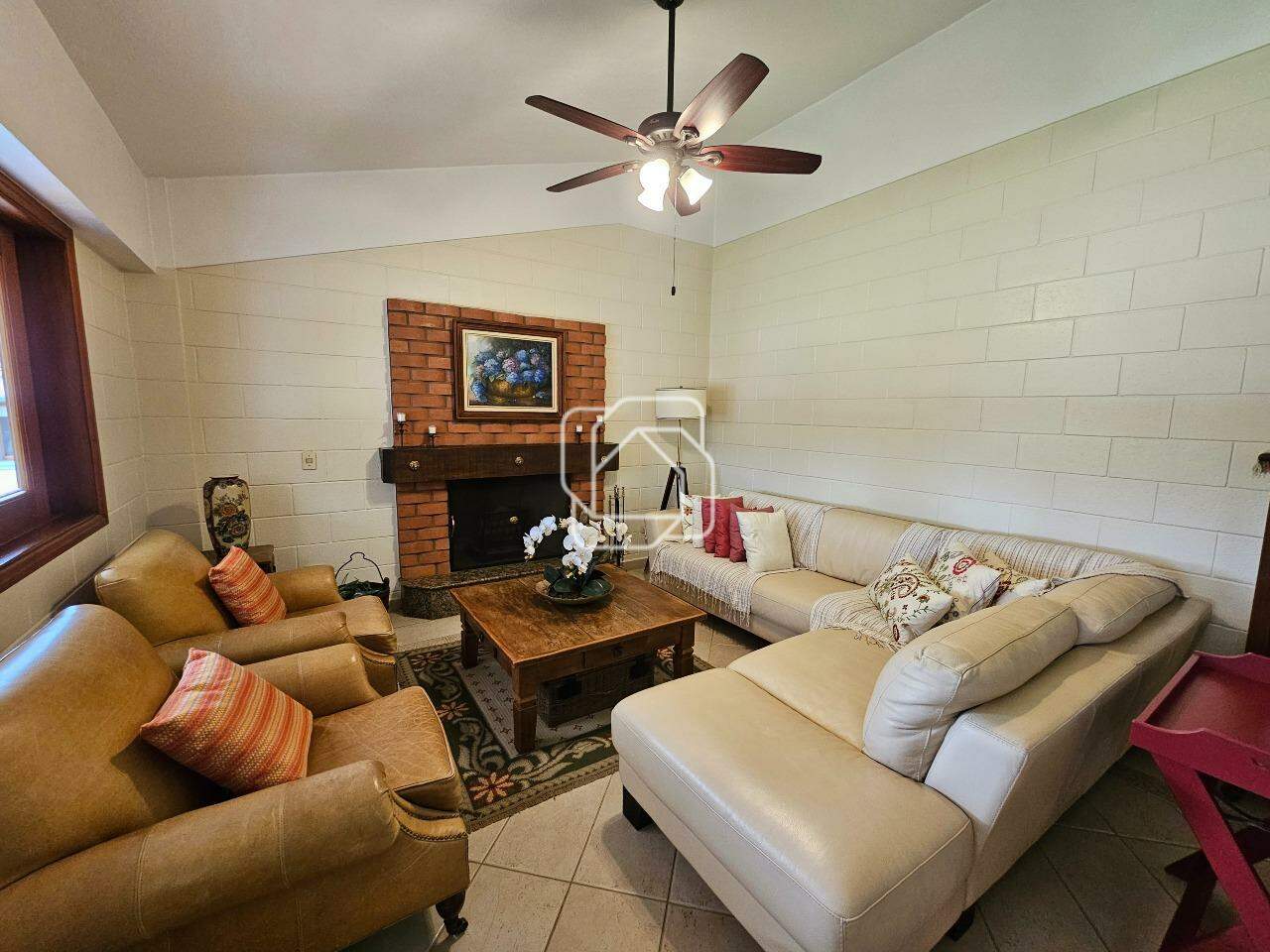 Casa de Condomínio à venda em Indaiatuba - SP - Recanto das Flores: Sala de lareira