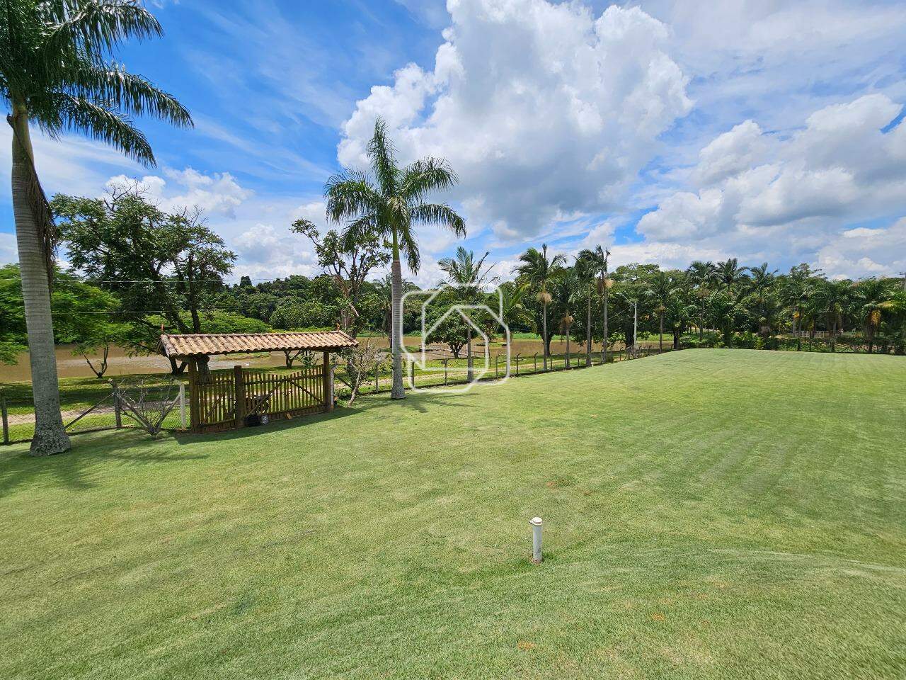 Casa de Condomínio à venda em Indaiatuba - SP - Parque da Grama: Área externa