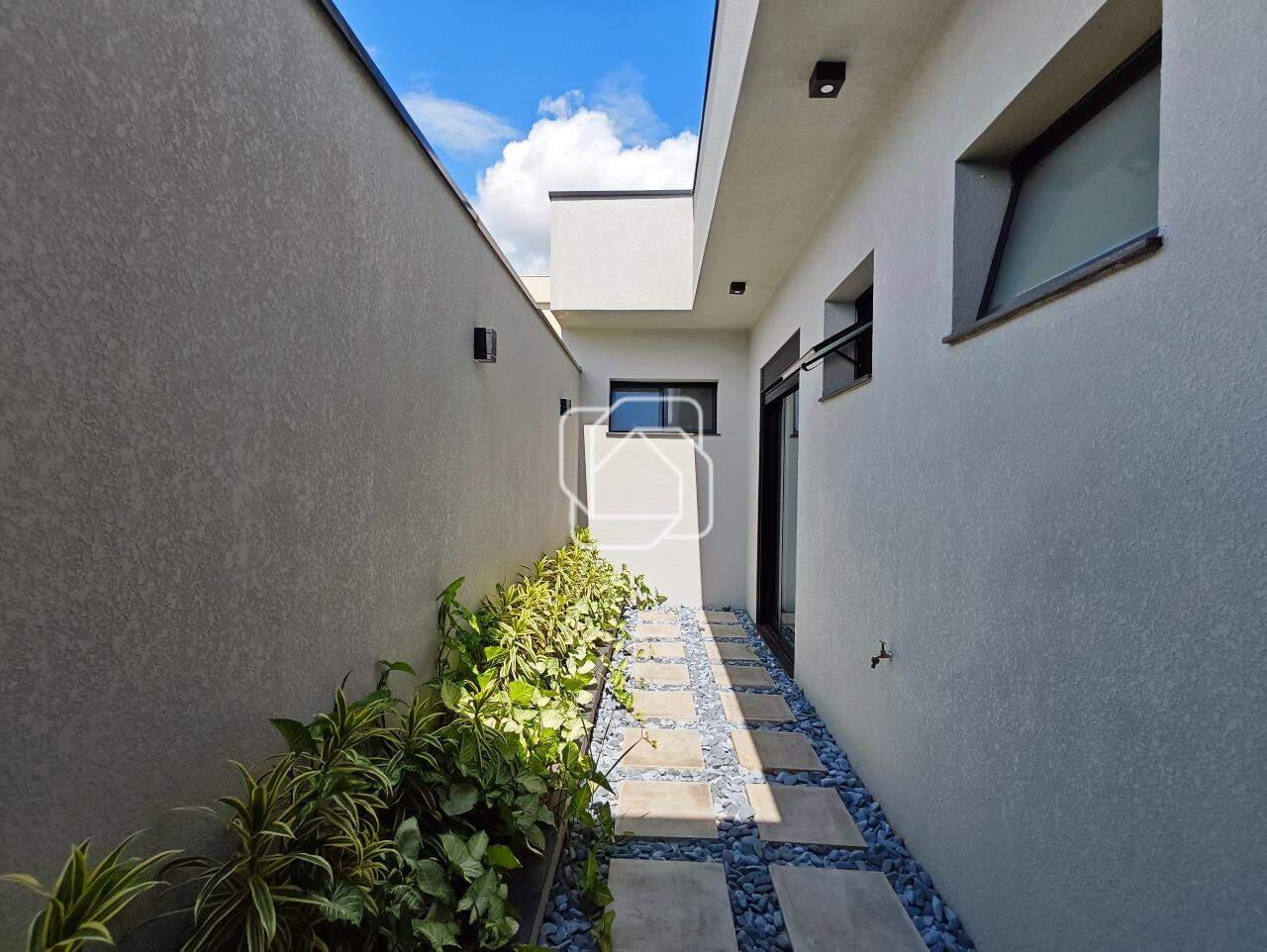 Casa de Condomínio à venda em Indaiatuba - SP - Residencial Duas Marias: Corredor lateral